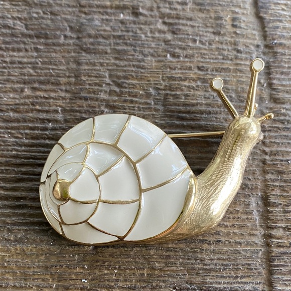 Vintage Trifari Ivory White Enamel Snail Pin Brooch Pin  retro novelty woodland - Picture 1 of 5